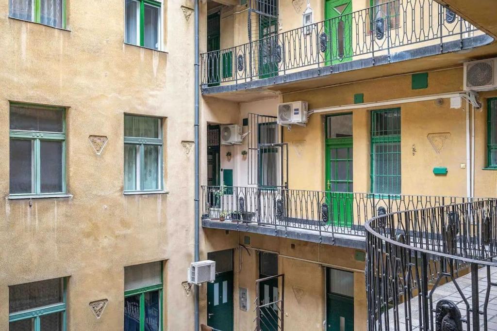 Gem Lively 7th District Near New York Cafe Apartamento