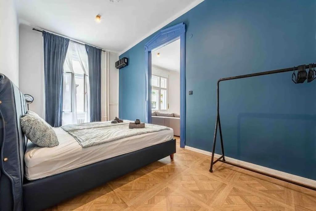 Gem Lively 7th District Near New York Cafe Apartment *